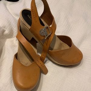 Clog low heel